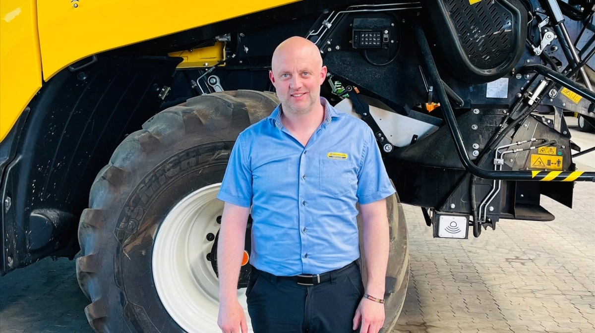 - Alt er bare stort på New Holland CR11, konstaterer Søren Romby, salgskonsulent og medejer af Anker Bjerre A/S. Fotos: Anker Bjerre A/S