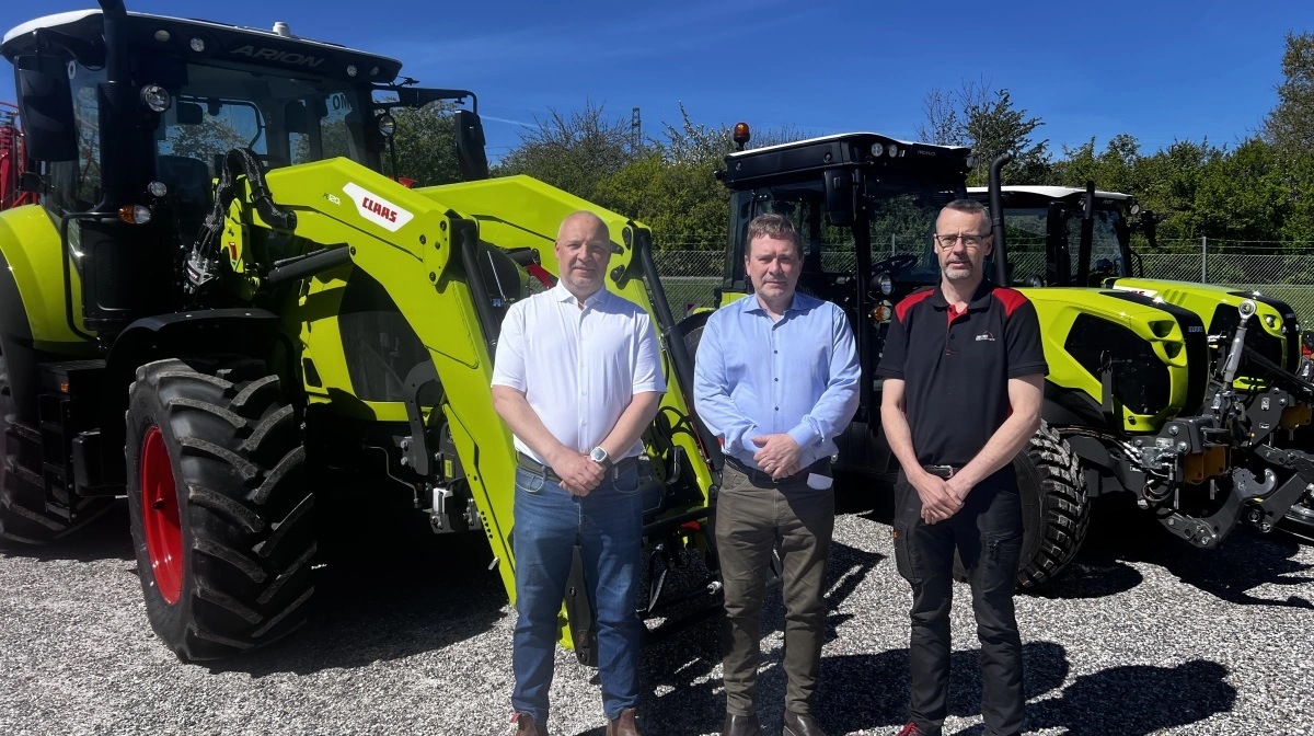 Foran den nye Claas-forhandlingen ses fra venstre direktør Martin Andersen, Jørlunde Maskinforretning, markedsdirektør Dann Nielsen, Danish Agro Machinery og medejer af Jørlunde Maskinforretning, værkfører Allan Jensen Asmussen. Pressefoto
