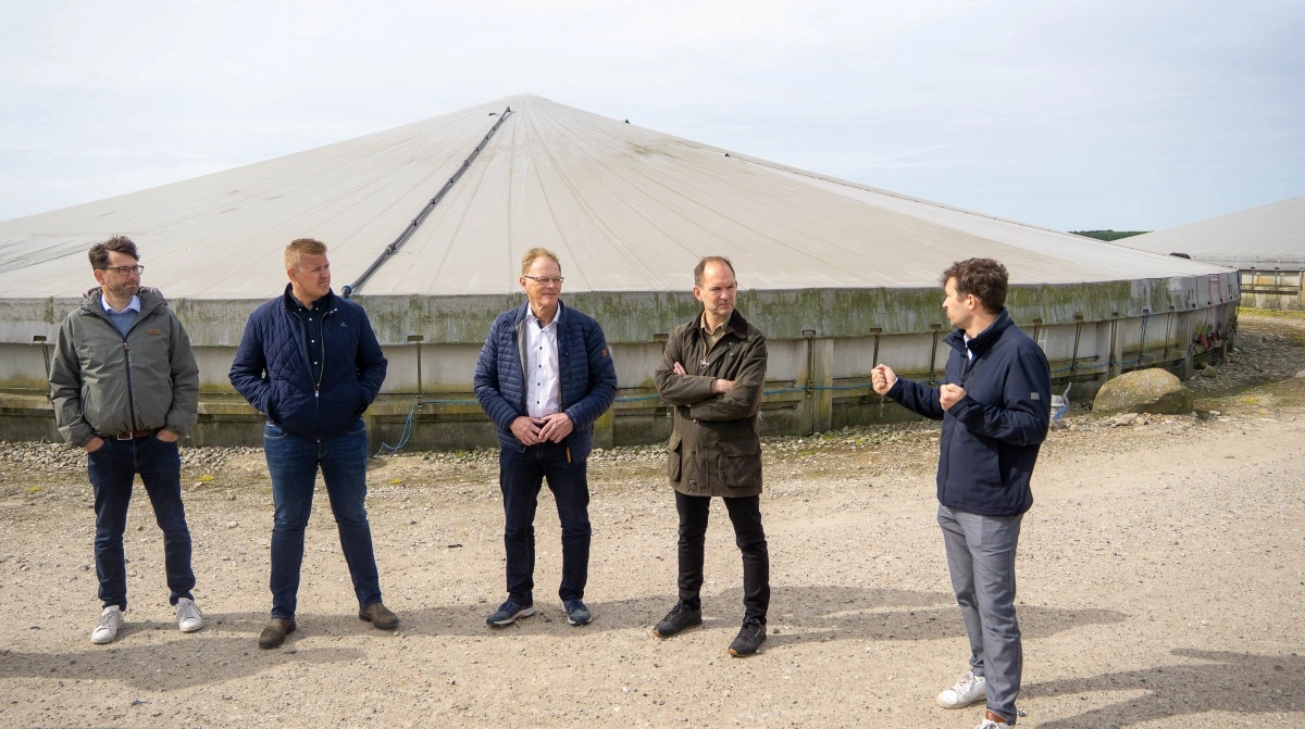 Minister for Grøn Trepart, Jeppe Bruus, var mandag på Vestfyn for at blive klogere på, hvordan afbrændingsteknologien fra AgroGas virker. Fra venstre står han sammen med Nicolaj Nørgaard, bestyrelsesformand AgroGas, svineproducent Mads Rauff-Bjerre, folketingsmedlem Erling Bonnesen og helt til højre Mikkel Kastensand, direktør i AgroGas. Fotos: Søren Nørgaard