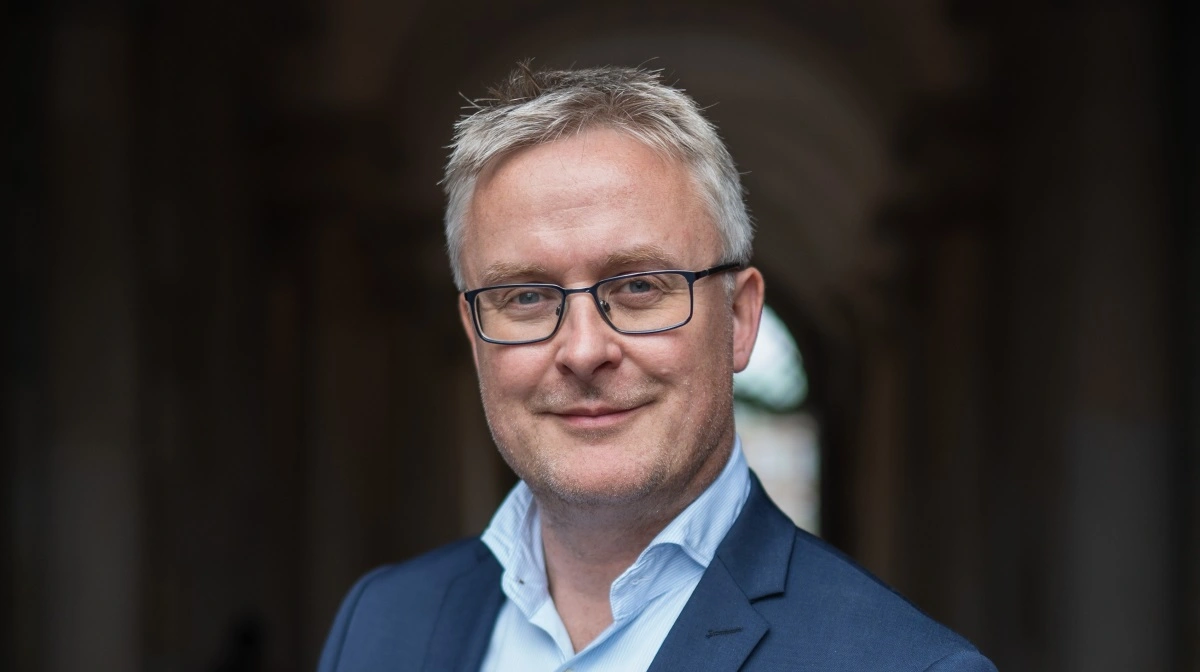 Minister for fødevarer, landbrug og fiskeri Jacob Jensen (V) lægger op til at fordoble straffen ved grove overtrædelser af dyrevelfærdsloven, hæver bøderne og udvide mulighederne for at frakende retten til at have dyr. Foto: Fødevareministeriet