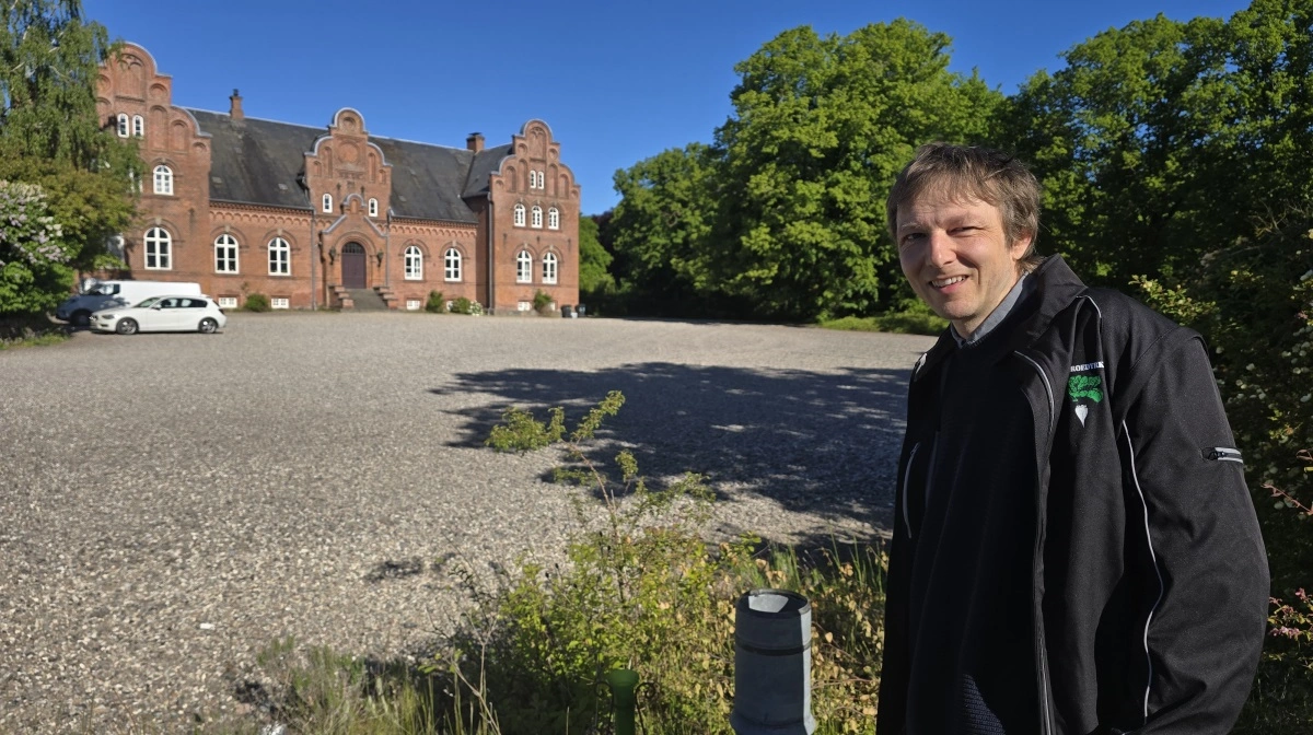 Helge Danneskiold-Samsøe ved hans vandmåler, som han tjekker hver morgen. Fotos: Jørgen P. Jensen