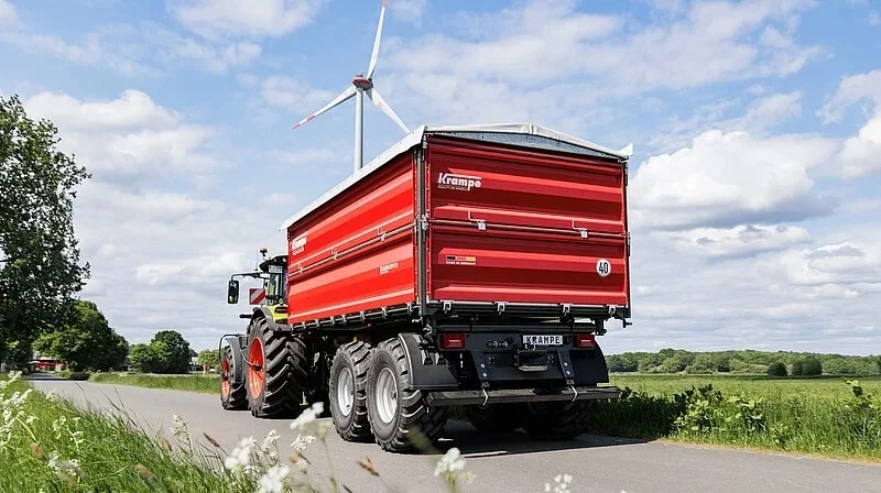 Nu udvider Krampe Fahrzeugbau GmbH endnu en gang deres produktsortiment. Denne gang med en helt ny modulopbygget Krampe FlexBody serie, hvor chassis, lad og sider frit kan kombineres – nærmest som byggesæt. Pressefoto