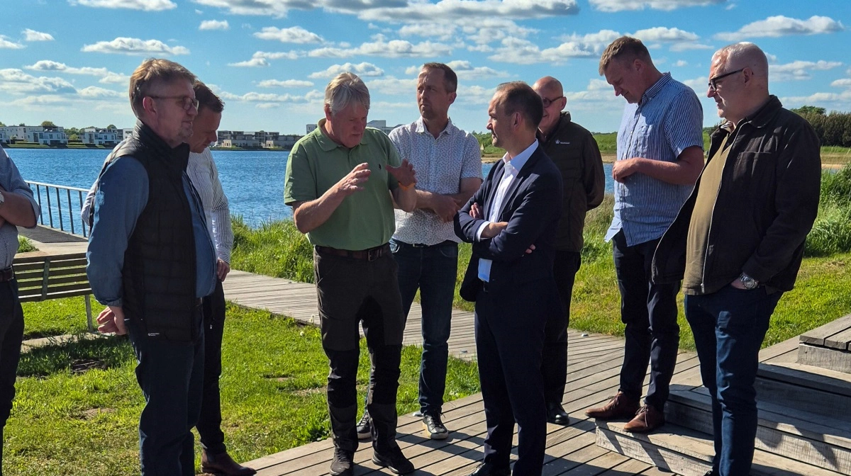 Spørgelysten var så stor fra de lokale trepartsmedlemmer, at dialogen med Jeppe Bruus fortsatte, selv under den officielle fotografering efter mødet ved Det Blå Rum i udkanten af Herning. 