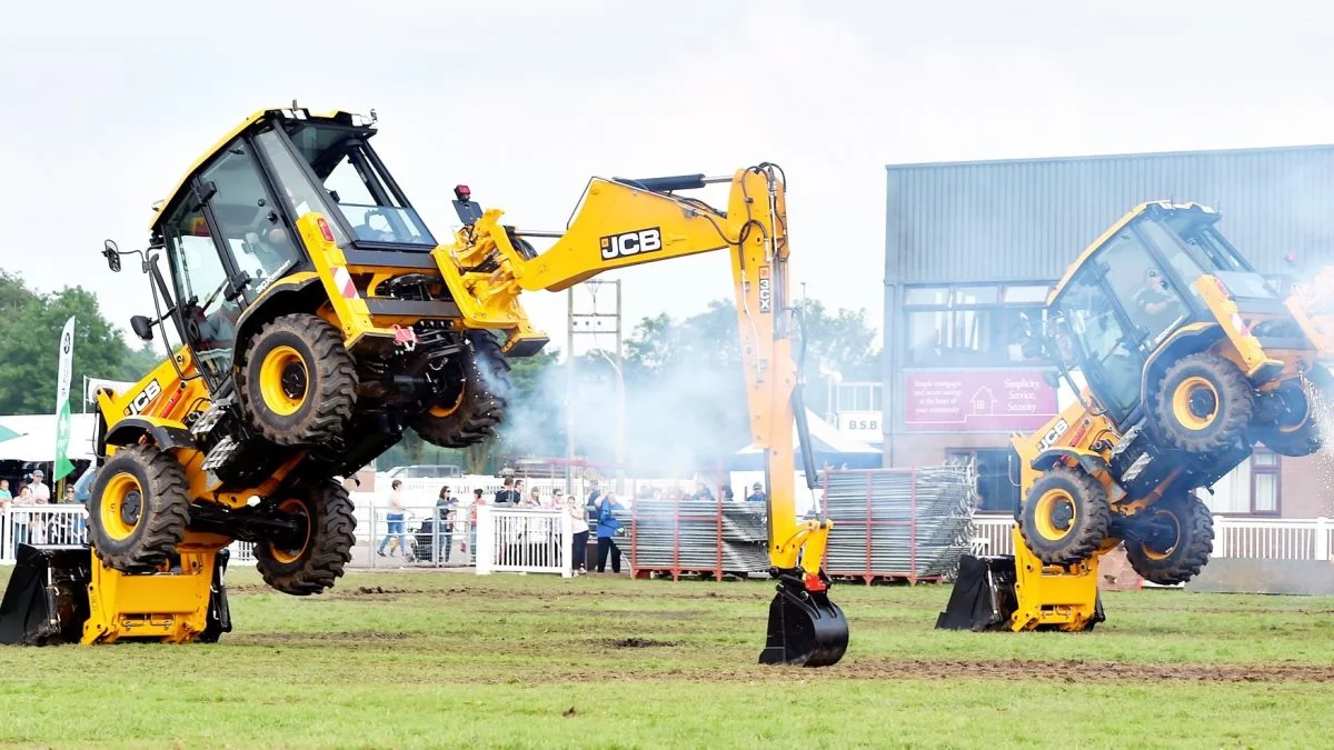 Alle tre dyrskuedage kan man opleve maskinshowet med JCB Dancing Diggers. Foto: JCB