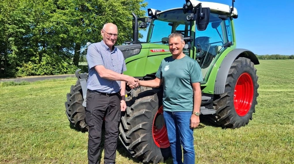 Peter Nielsen bliver den første landmand i Danmark med en Fendt e107 i maskinparken. Den eldrevne traktor skal løse daglige opgaver på kvægbruget ved Hjørring, hvor el allerede driver både læssere og teleskoplæsser og snart er diesel helt udfaset. På billedet er det Peter Nielsen til højre og Keld Fuglsang fra TBS Suldrup, der giver hånd på aftalen om køb af Danmarks første el-traktor. Pressefoto