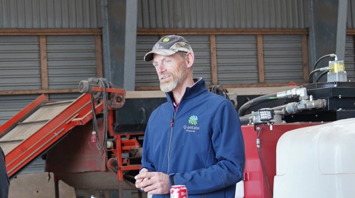 - Han ved, hvad det vil sige at dyrke kartofler uden kemi, og han kender udfordringerne fra egen erfaring, siger kartoffelavler Kjeld Holm om Michael Stolberg-Rohr fra MSR Plant Technology. 