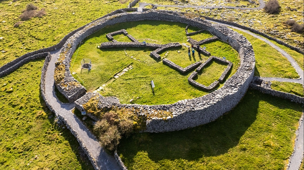 Caherconnell fortet er enormt og fortæller masser af historie.