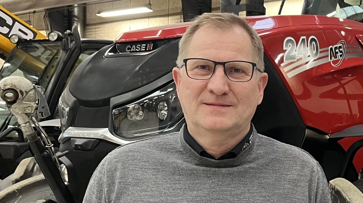- Det er ikke her, de store handler laves, men vi får en god snak med kunderne og skriver lidt emner i bogen, siger Peter F. Nielsen, landbrugssælger og indehaver af Salling & Nordvestjysk Traktorservice. 