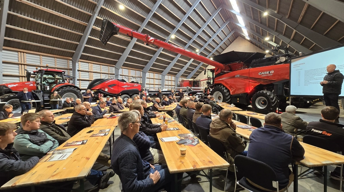 Salgschef Rasmus Buhl, Case IH Danmark, byder omkring 50 demoværeter og maskinjournalister velkommen til kick-start af deres demo Danmarkstur med de nye Axial-Flow mejetærskere AF9 og AF10. Fotos: Jørgen P. Jensen