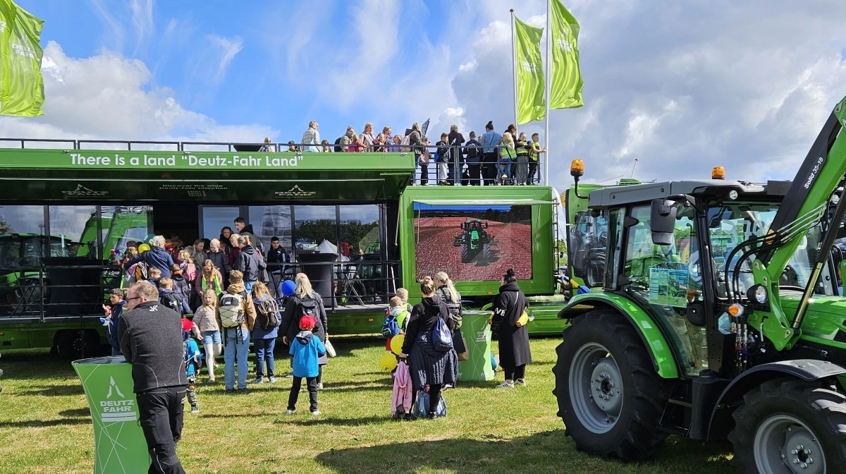 Stor interesse fra fredagens mange bærn for at besøge Deutz-Fahr Land. Foto: John Ankersen