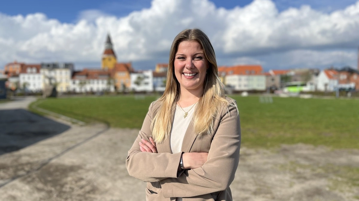 - CO2 kender som bekendt ingen grænser, og derfor er vi nødt til at have et fælles europæisk svar, lyder det fra Amanda Heitmann – her foran hjembyen Faaborg.