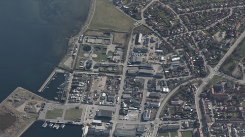 I oktober 2023 klagede landboforeningen VKST over Holbæk Kommunes midlertidige tilladelse til, at renseanlægget Fors A/S (billedet) kunne udlede ekstra spildevand i Holbæk Fjord. Klagen er dog aldrig blevet behandlet. Foto: Skråfoto/Klimadatastyrelsen