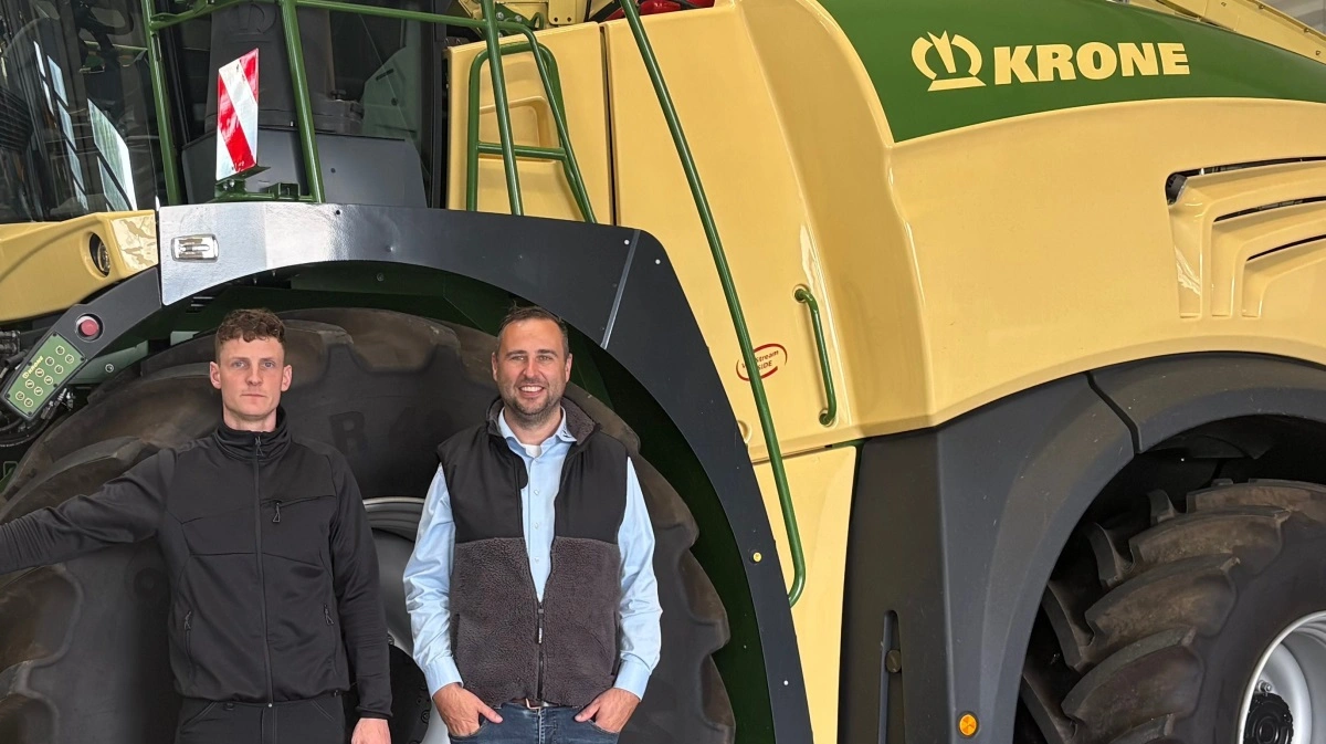 Mikkel Jensen fra Brdr. Jensen Sales ved Hadsten (fra venstre) ser frem til at blive ny Krone-forhandler. Her ses han sammen med Claus Fey, salgschef for Krone hos Brøns Group. Foto: Krone