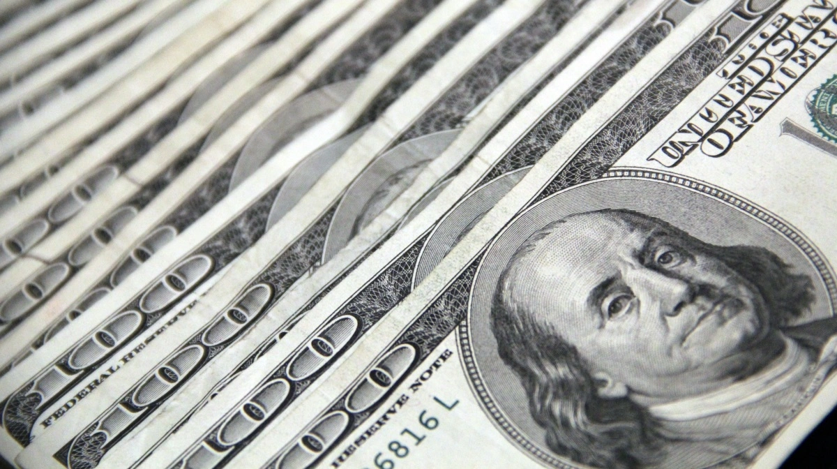 Det næste element er, at dollaren ligeledes er faldet markant, primært på baggrund af den svækkede tillid til den amerikanske administration. Det betyder dog også, at de fleste råvarer er blevet relativt billigere, da de afregnes i dollar.
