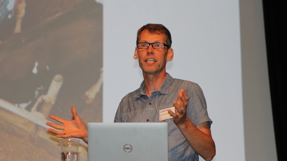 Specialkonsulent hos Seges Innovation, Lars Arne Hjort Nielsen, peger på, at projektet kan skabe innovative løsninger, der både forbedrer dyrevelfærden og øger produktiviteten i malkekvægssektoren. Arkivfoto: Line Brusgaard