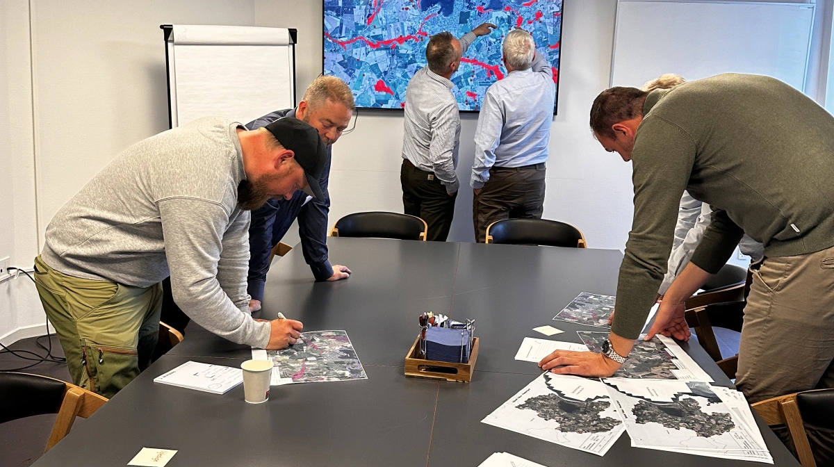 Både digitalt og på papir var der kort over området, så det var nemt at slå op og tegne streger på og omkring egne og naboens jorde. Foto: Østdansk Landboforening