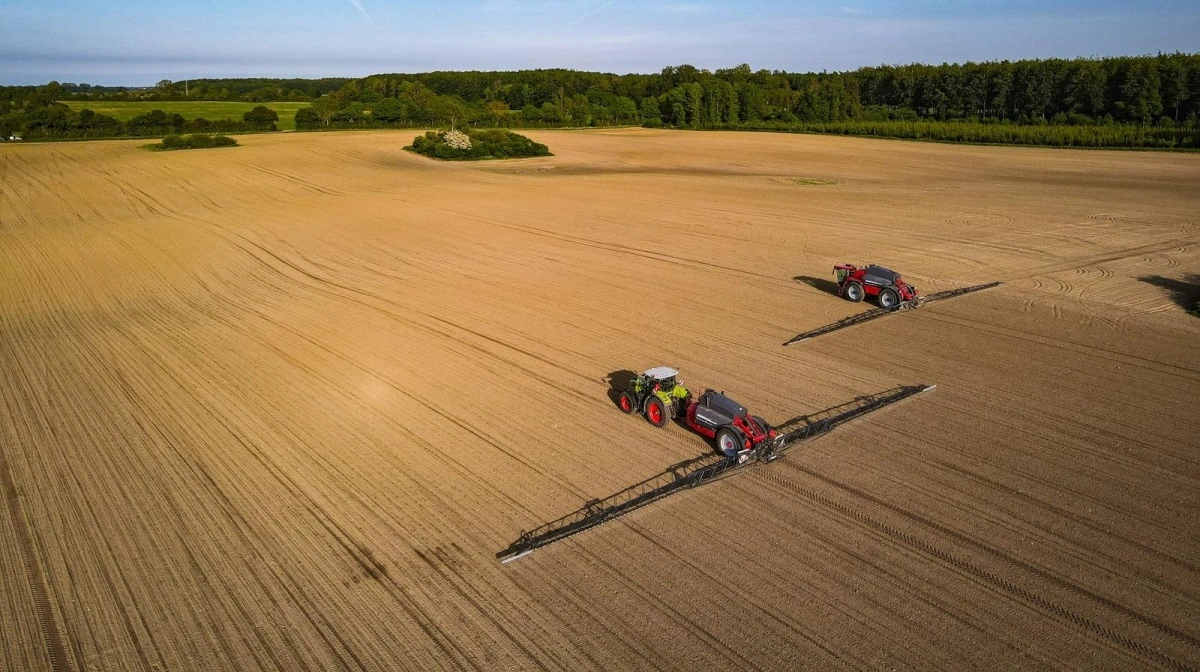 DLM er et driftsfællesskab, der står for maskinstationsdriften og administrationen på de sjællandske godser Vallø Stift, Arnakke og Ledreborg, mens datterselskabet DLS driver 6.898 hektar landbrugsjord fordelt på 13 ejendomme i et sharefarming-koncept. Foto: DLM/DLS