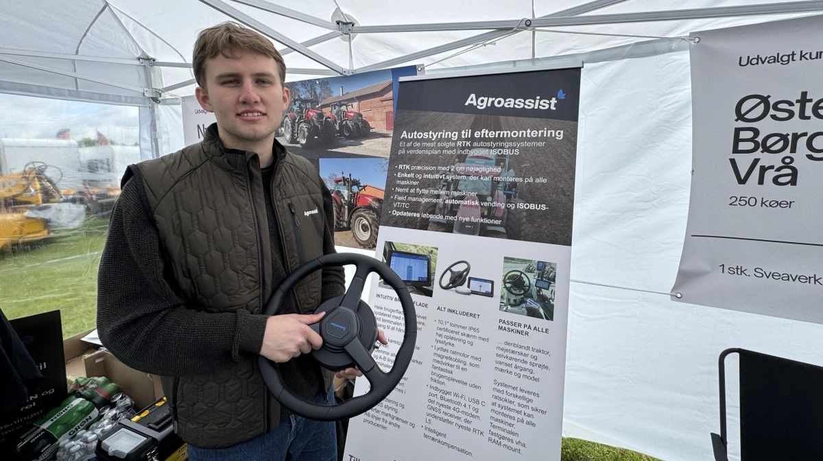 Den nye ratmotor fra Agroassist er udviklet i samarbejde med Sveaverken og har en tykkelse på kun 6,5 centimeter. Den tynde ratmotor gør det lettere at bevare adgangen til vendegear i førerhuset og mindsker afstanden mellem rat og instrumenter. Ratmotoren er fortsat en del af den flytbare løsning, som mange vælger for at kunne genbruge autostyringssystemet på tværs af maskiner.