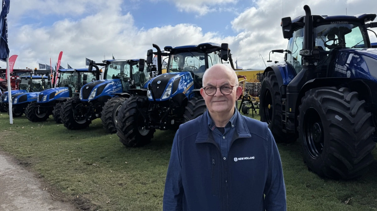 Fredag den 31. maj markerede ikke kun åbningen af Roskilde Dyrskue, men også Finn Laursens sidste arbejdsdag som distriktschef for CNH i Danmark. Efter 35 år i traktorbranchen – heraf de seneste mange år med ansvar for New Hollands forhandlernetværk – sagde han farvel til kolleger, kunder og samarbejdspartnere. Nu venter et nyt kapitel med vinmark i Italien, veteranbiler og mere tid til familien. Foto: Per Jørgensen