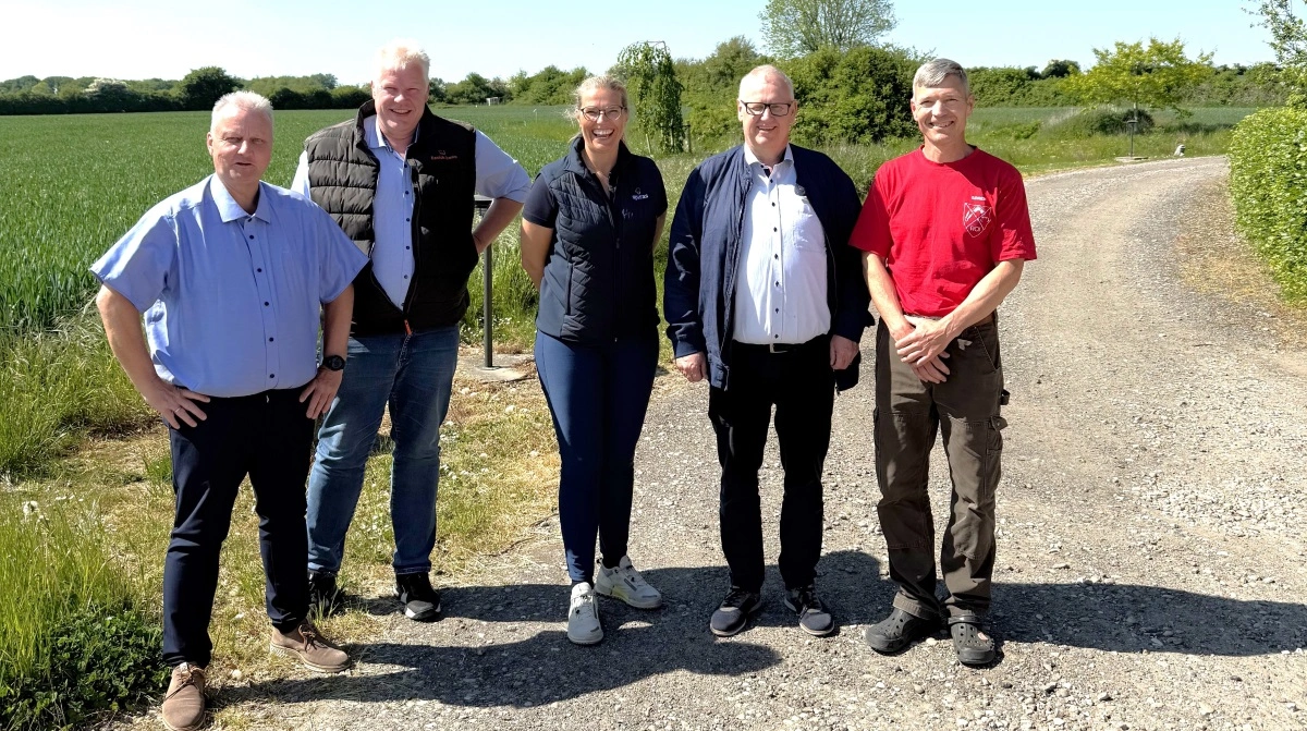 Fra besøget hos Søren Jensen, der ses yderst til højre. De øvrige deltagere var Peder Pedersen, afdelingsformand i Fødevareforbundet NNF Sydjylland, Brian Vestergaard, fællestillidsrepræsentant hos Danish Crown i Blans, Ole Wehlast, forbundsformand i Fødevareforbundet NNF og Camilla Bak, bestyrelsesmedlem i landboforeningen Spiras. Pressefoto