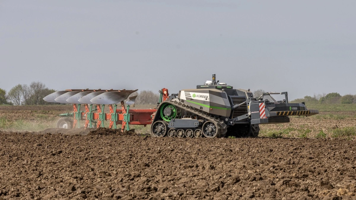 AgXeed AgBot T5.115 T2 har 156 hestekræfter, vejer syv tons og var udstyret med 1,5 tons frontvægt for at håndtere den femfurede Kverneland LO 300/85-plov med Krop 28-muldplader, der blev anvendt til rekordpløjningen. Foto: Kverneland