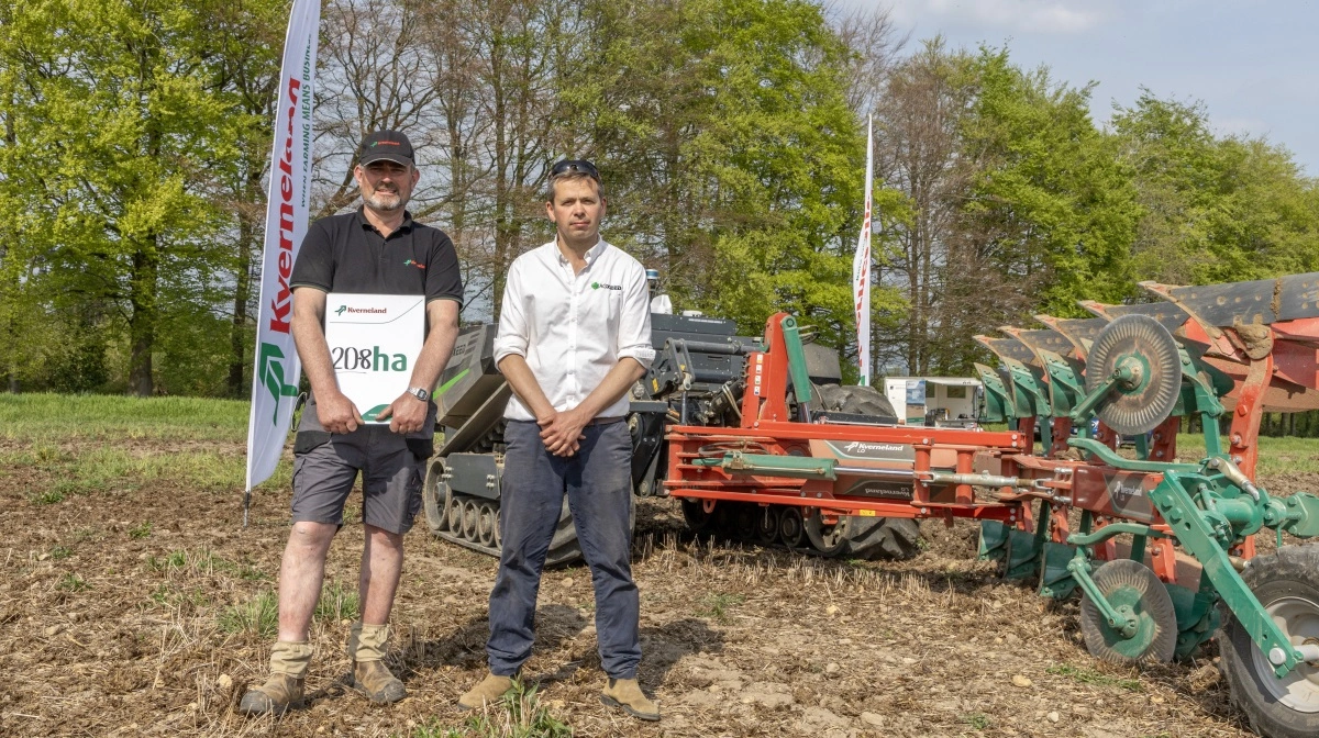 Adam Burt, produktspecialist for plove hos Kverneland i UK, og AgXeeds UK-salgschef Peter Robinson kunne efter 24 timers arbejde for ingen andre end maskinerne bag dem gøre resultatet op til 20,8 hektar. 