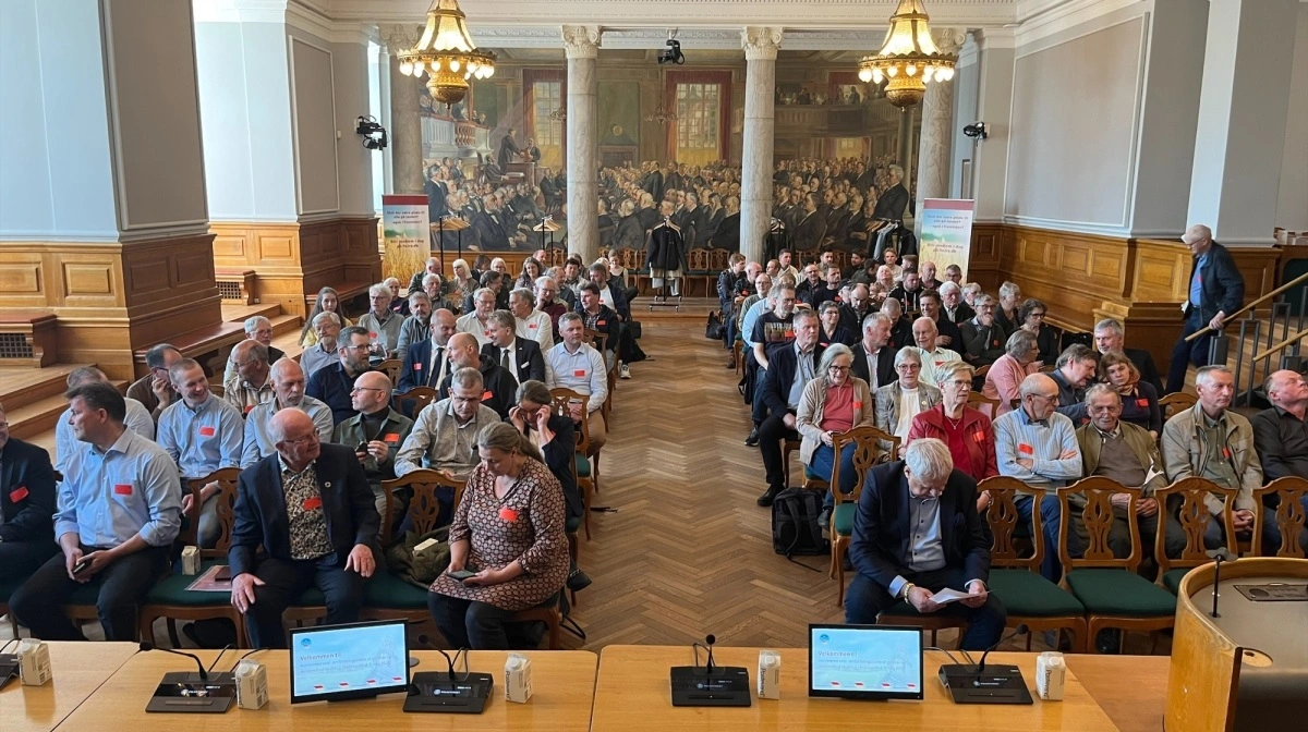 Omkring 100 deltagere fra blandt andet Familielandbruget, var draget til Christiansborg til konference om den danske implementering af omfordelingsstøtten. Pressefoto