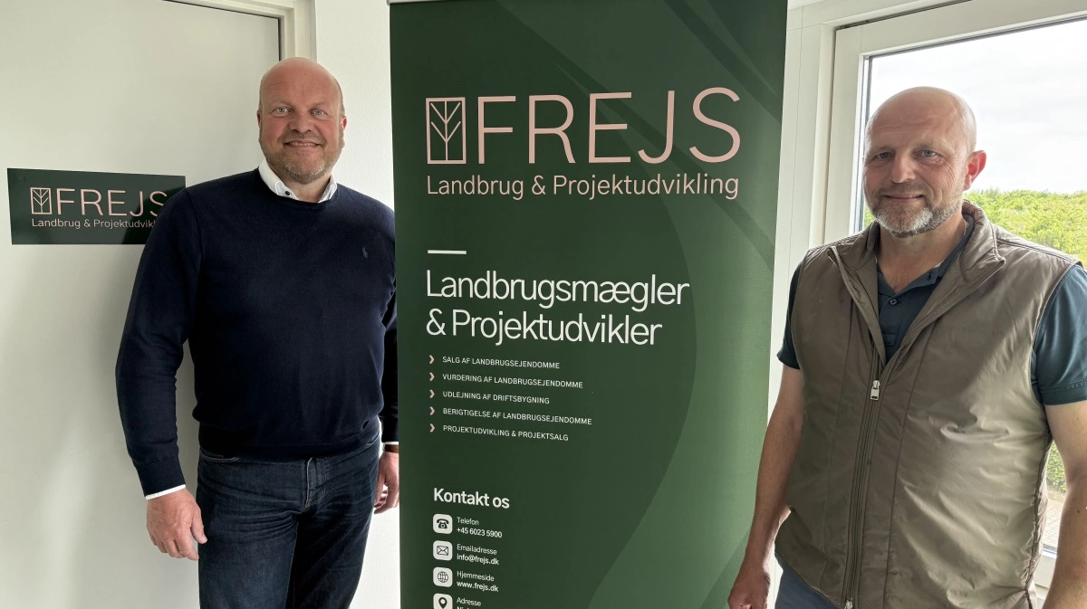 Finn Pedersen (t.v), ejer og direktør i Frejs Landbrug & Projektudvikling, glæder sig over ansættelsen af Freddie Lindegaard Christiansen, der har 35 års erfaring i branchen. Foto: Frejs Landbrug & Projektudvikling 