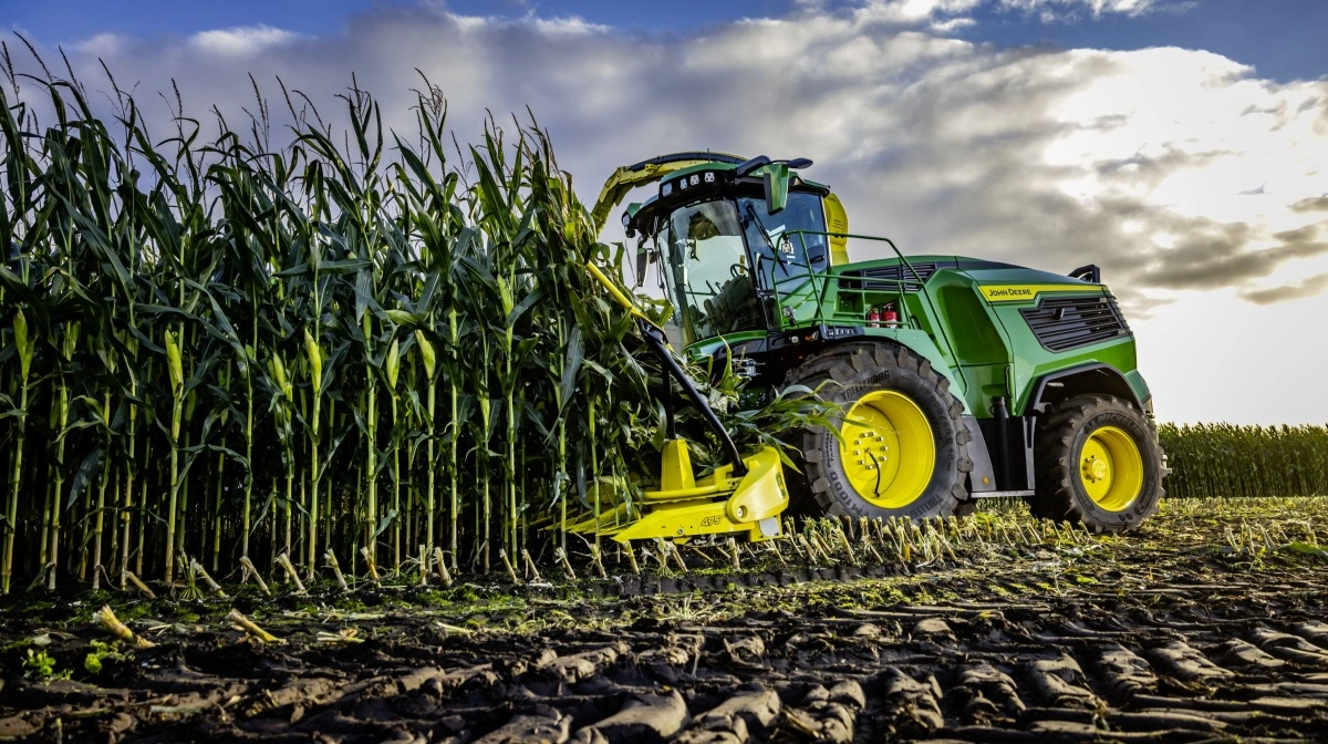 John Deere F8 under arbejde i marken: Med et nyt førerhus og opdateret motorprogram giver de nye finsnittere bedre udsyn, højere komfort og mere stabil drift i marken og med teknologi til at sikre præcis snittekvalitet og effektiv håndtering af afgrøden. Foto: John Deere