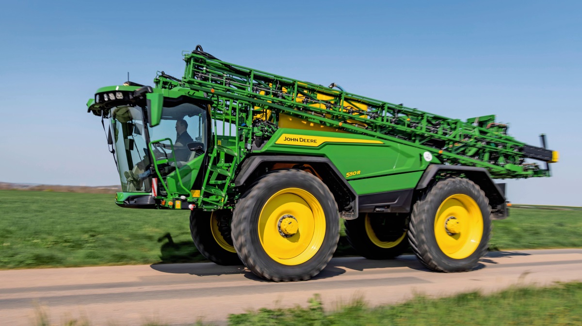 John Deere har lanceret den nye 500R-sprøjte, der kombinerer et opdateret førerhus med Kategori 4-filtrering, avanceret sprøjteteknologi og en kraftig hydrostatisk transmission med fire hjulmotorer for bedre komfort, stabilitet og præcis sprøjtning i marken.