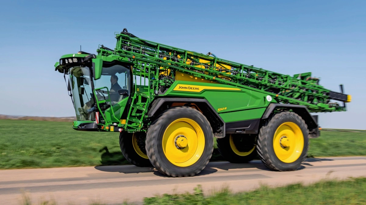 John Deere har lanceret en ny selvkørende 500R-sprøjte med fokus på præcision og komfort. Sprøjten har et opdateret førerhus, der giver bedre udsyn og større komfort for føreren, ligesom sprøjtefunktionen kan tilpasses til forskellige arbejdsopgaver. Foto: John Deere