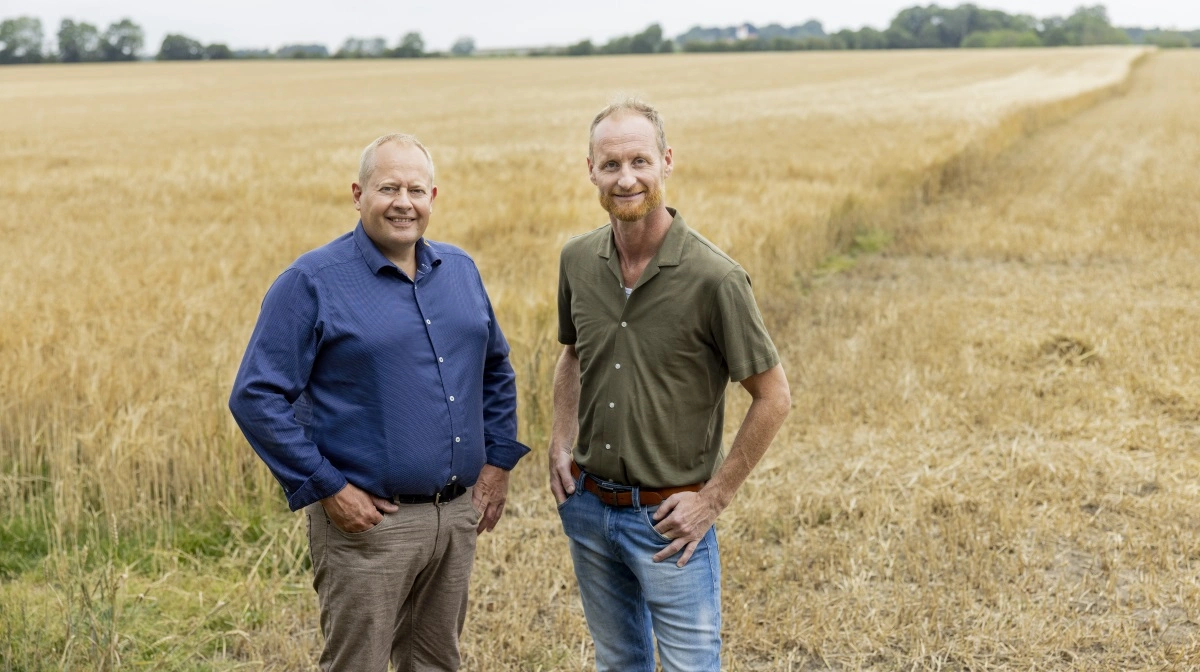 Frank Poll (tv.) og Ole Windfeld Nielsen fra EDC Landbrug Poul Erik Bech oplever, at både bønder, investorer og staten er i kamp om jorden. Treparten har gjort myndighederne til aktive købere. Foto: EDC Landbrug Poul Erik Bech