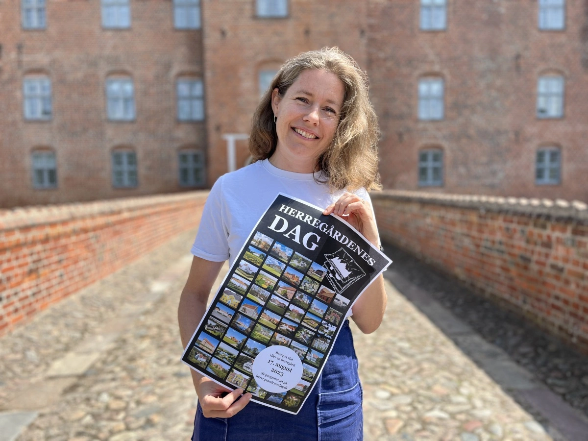 Gammel Estrup Danmarks Herregårdsmuseum står bag begivenheden Herregårdenes Dag, som afholdes for syvende gang i år. Museumsinspektør Marie Kirstine Elkjær fra Gammel Estrup med årets plakat med de 48 deltagende slotte og herregårde. Foto: Gammel Estrup Danmarks Herregårdsmuseum