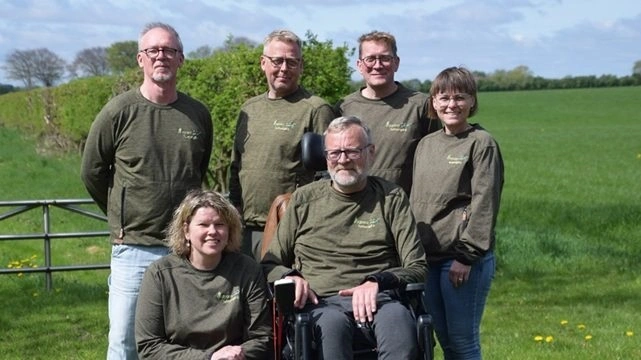 Rådgivningsvirksomheden Dansacc har budt velkommen til tre nye konsulenter: Per Spleth, Anne Mette Graumann og Jörg M. D. Enemark. Her ses hele teamet. Øverst fra venstre mod højre: Jörg Matthias Dehl Enemark – rådgiver og teamets dyrlæge, Jakob Gottschalk  – stifter af virksomheden, Kim Jørgensen  – samarbejdspartner og landmand, Heidi Trans-Jørgensen  – kontorassistent. Nederst fra venstre mod højre: Anne Mette Graumann – rådgiver og agronom, Per Spleth – specialkonsulent i slagtekalve. Foto: Dansacc