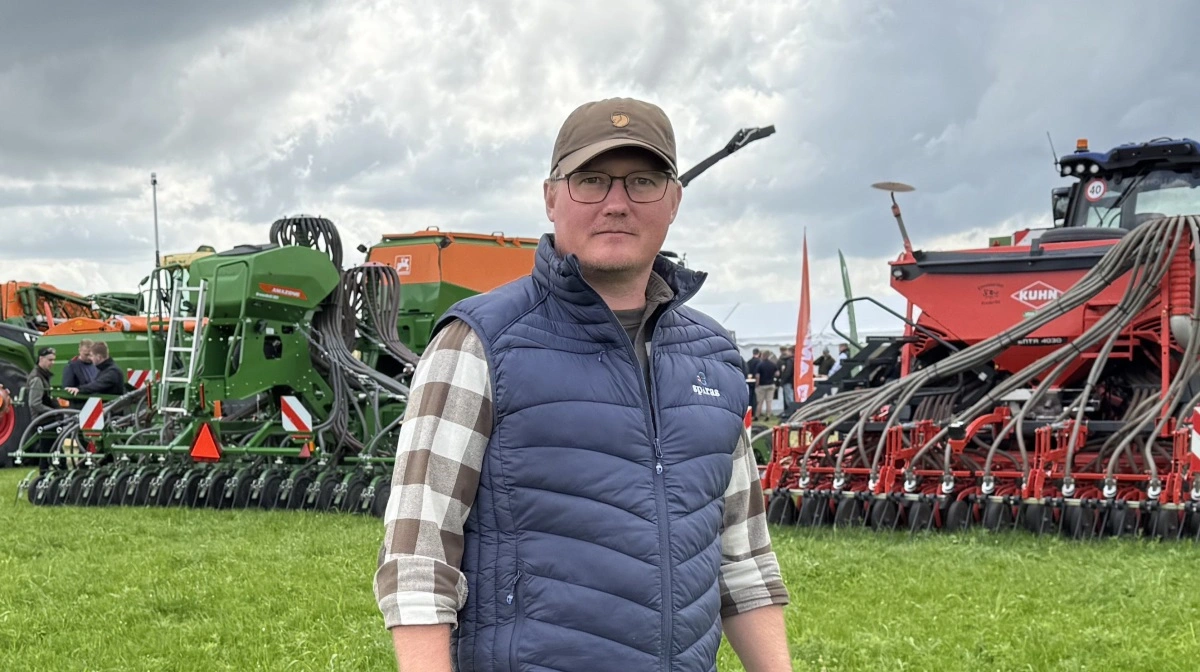 Kasper Kjær Jensen har kun ros til de traktorførere, der har etableret såforsøgene på Græsland 25. Fotos: Kasper Stougård 