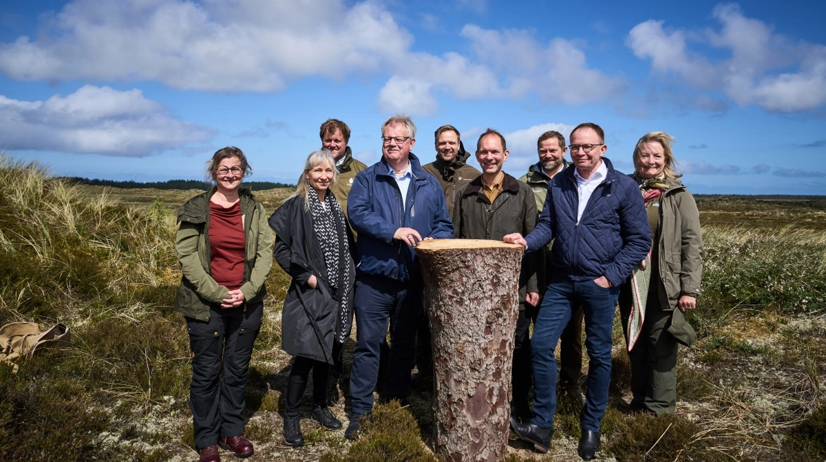 Fra venstre mod højre: Bestyrelsesformand Karen Louise Erichsen, Nationalparkfond Thy, formand Helene Kähler Hjenner, 15. Juni Fonden, direktør Flemming Nielsen, Den Danske Naturfond, borgmester Mogens Christen Gade (V), Jammerbugt Kommune, skovrider Ole Noe, Naturstyrelsen, minister for Grøn Trepart Jeppe Bruus, direktør Poul Erik Lauridsen, Klimaskov-fonden, borgmester Niels Jørgen Pedersen (V) Thisted Kommune, bestyrelsesformand Mette Fabricius Skov, Aage V. Jensen Naturfond. Foto: Naturstyrelsen