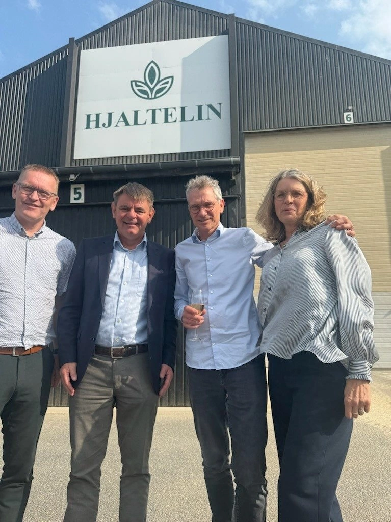 Fra venstre: Direktør Carsten Jensen, adm. direktør Hans Otto Ewers, Ole Hjaltelin og Merethe Hjaltelin. Pressefoto