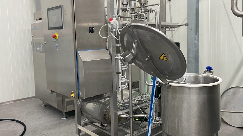 Den energi- og vandbesparende teknologi raslysering fra danske Lyras giver høj fødevaresikkerhed uden smagen påvirkes, da ostens naturlige vitaminer, enzymer og proteiner bevares. Fotos: Lyras