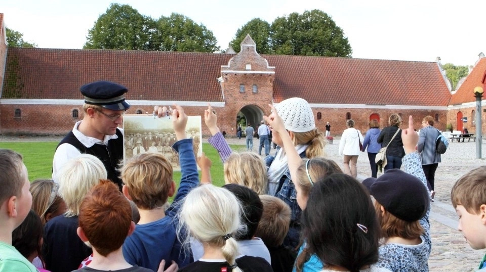 Herregårdsmuseet Gammel Estrup er kendt for at levendegøre livet på landet i gamle dage for både børn og voksne. 