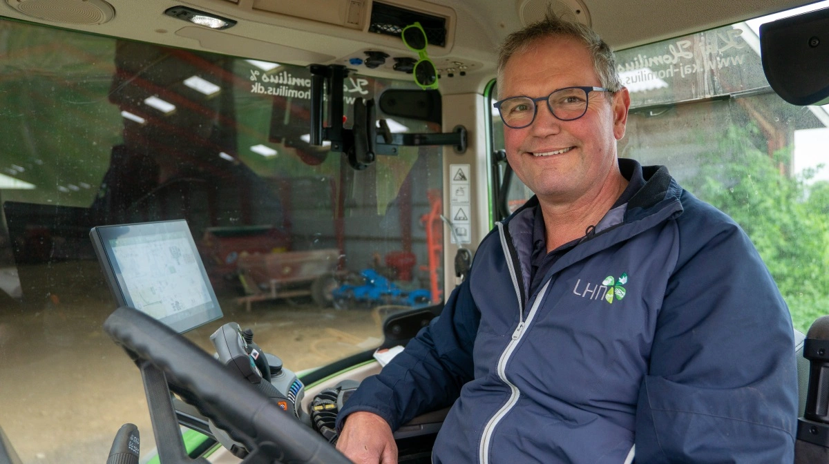 Dirk Jürgensen glæder sig især over alsidigheden med den nye traktor, som han bruger til nærmest alt.