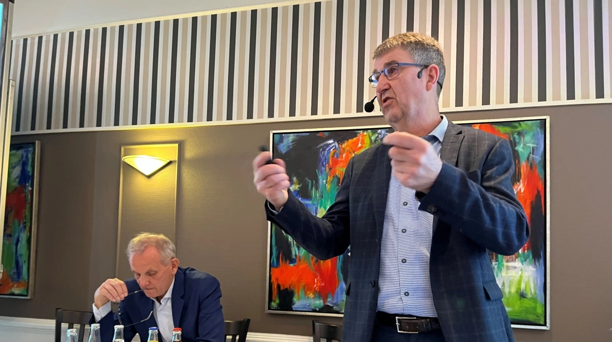Lars Jonsson (th), der her ses ved seneste generalforsamling i Nordsjællands Landboforening, er ikke i tvivl: Det bliver rigtig svært at komme i mål med treparten ved Isejorden og Roskilde Fjord. Arkivfoto: Jesper Hallgren