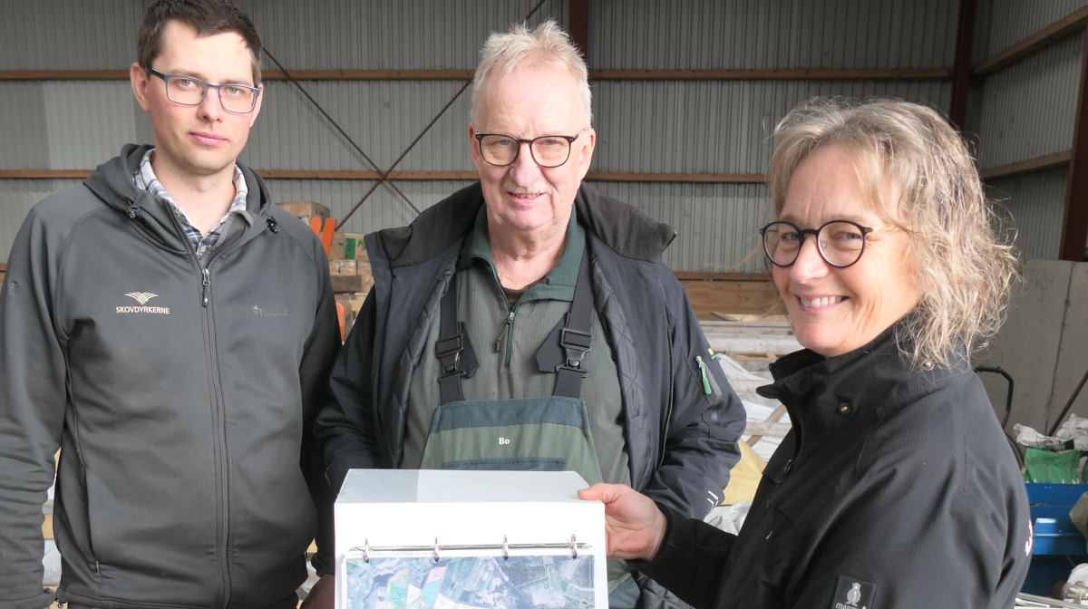 Under udarbejdelse af skovkortet for en nyplantning af et skovstykke for Kirkbi må skovfoged Anders Brøgger tage højde for, hvordan arbejdet i skovene foregår om 50-100 år.
