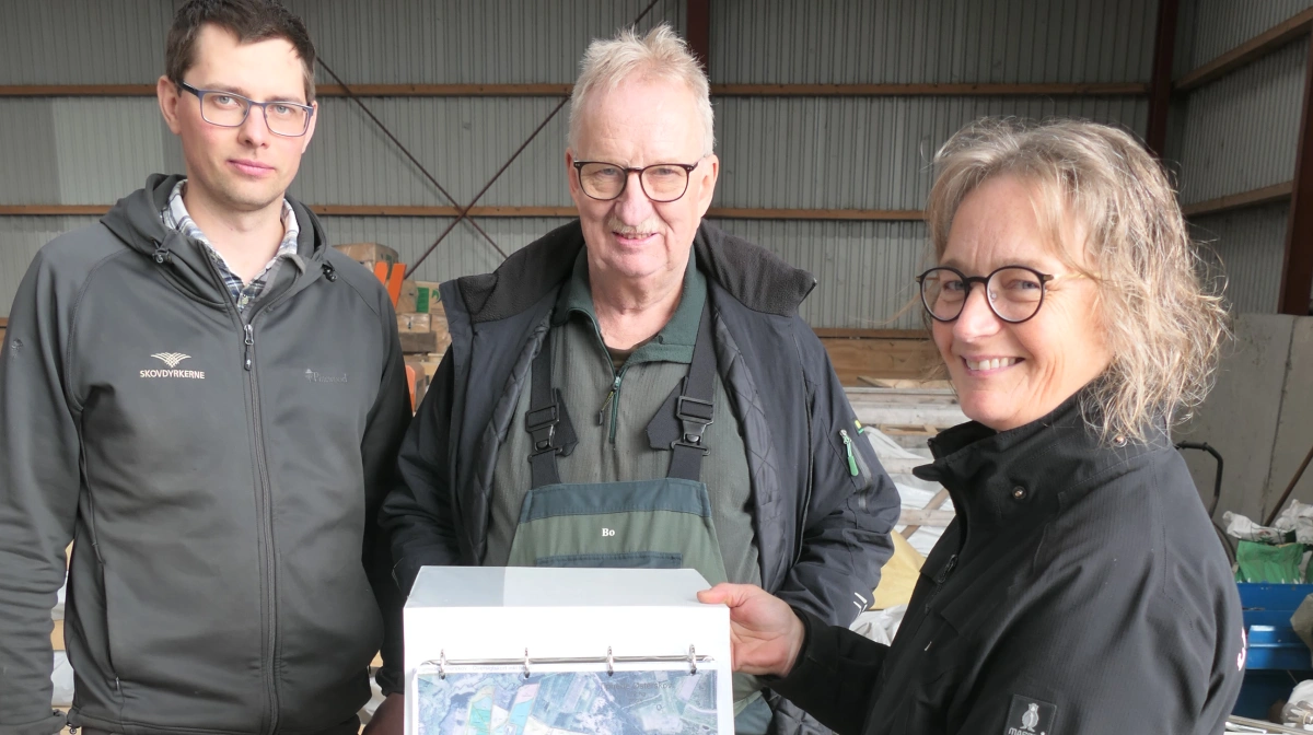 Skovfoged Anders Brøgger (tv) har udarbejdet skovkortet og mappens matrixer for plantearbejdet i den nye skov. Her sammen med Bo og Inger Christensen fra Lille Sønderup Skovservice i Videbæk, der forestår plantningen. Foto: Bøje Østerlund