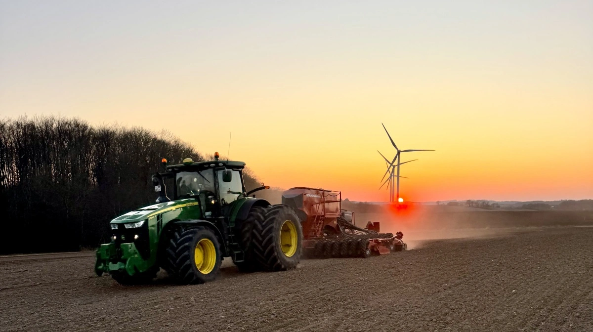 Den nye såmaskine såede vårsæd for første gang i foråret på Lyngbygaard Gods, hvor fremavlskorn udgør en grundpille i marken. Foto: AgriKom