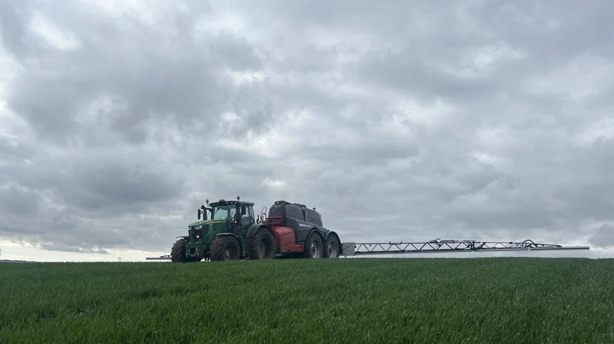 En Horsch Leeb-sprøjte med 30 meter bom er også én af de nyere tilføjelser til maskinparken på Lyngbygaard Gods. 