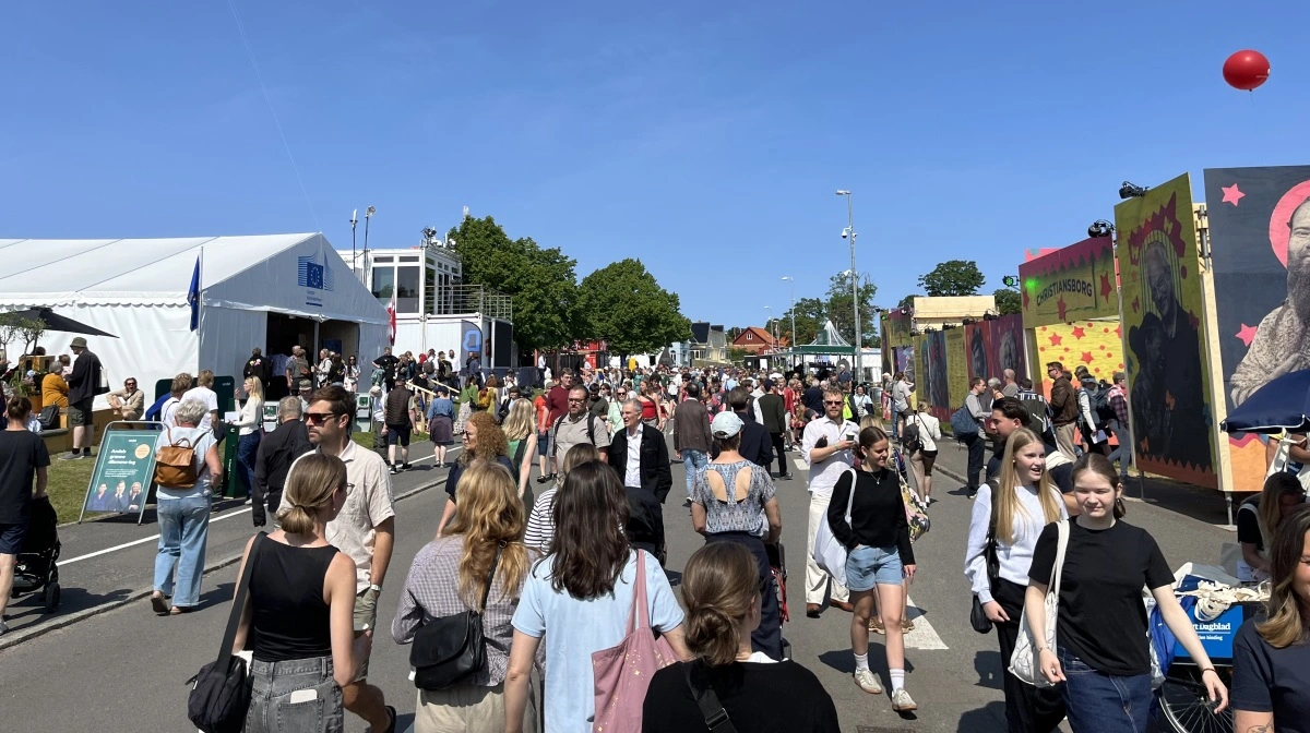 Flere end 110.000 besøgende gæstede Allinge på Bornholm ved sidste års folkemøde – og igen i år tegner demokratifestivallen til at blive et tilløbsstykke. 