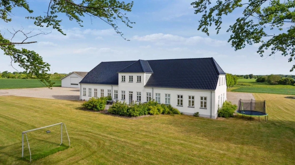 Drendrup Hovedgård strækker sig over 400 hektar nær Vamdrup i Sydjylland. Her ses stuehuset, der blev bygget i 1917, men som det fremgår løbende er blevet moderniseret. Foto fra salgsopstillingen: Hekto&Co