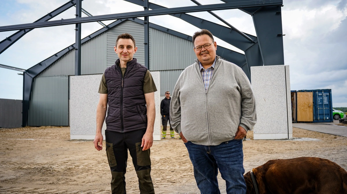 Jonas Risager og Ole Veksø Olsen mødtes i juni til rejsegilde på den store udvidelse af bedriften.