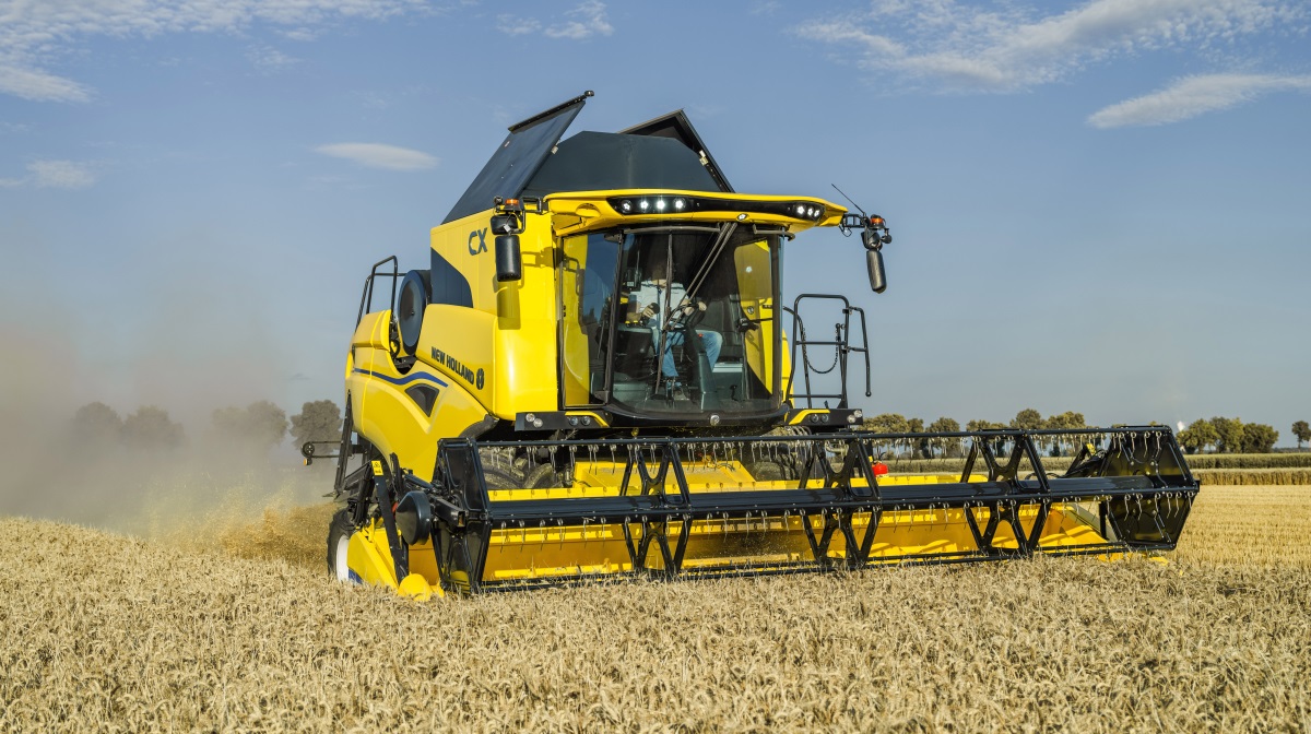 Synkronknivtræk, hurtigere justeringer og bedre udsyn bagud er blandt forbedringerne, når New Holland opgraderer Varifeed-skæreborde og CX- og TC-mejetærskere til den kommende sæson.