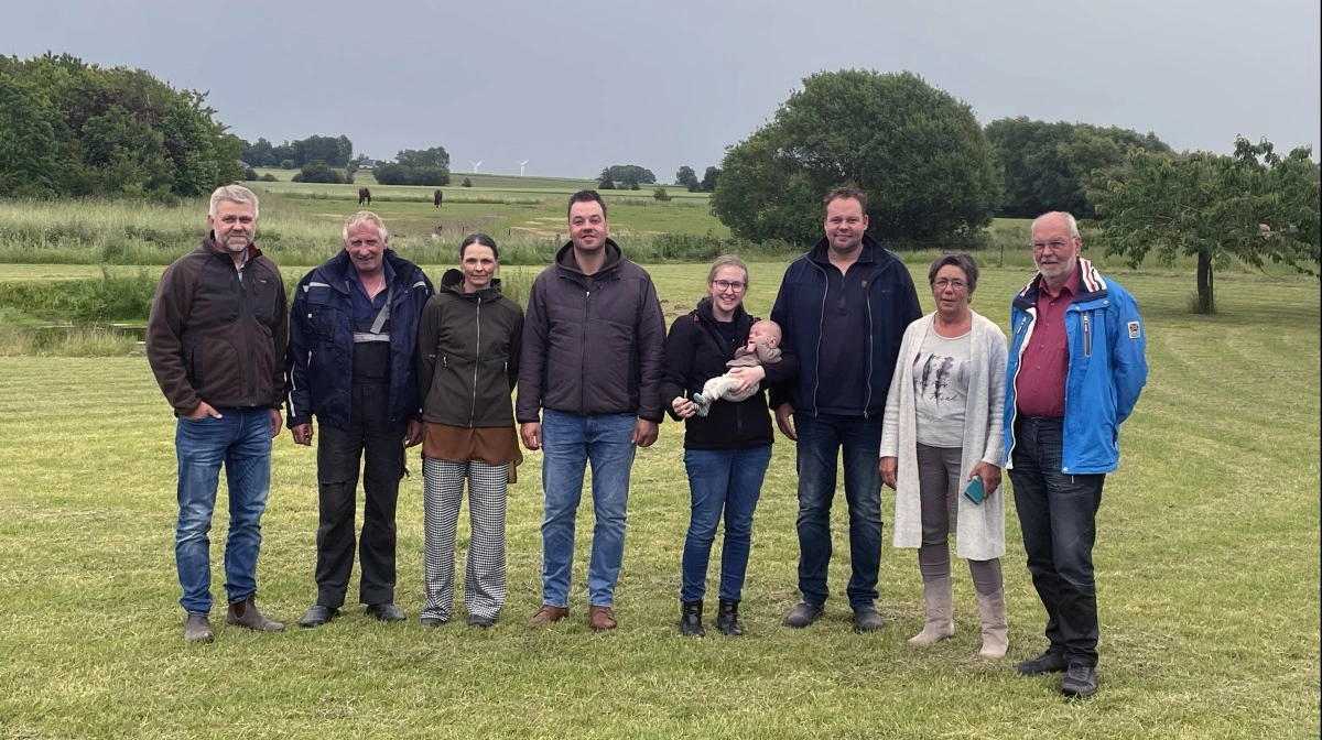 Mægler med sælger og køber: Fra venstre landbrugsmægler Søren Sass Svanholm fra Nybolig Landbrug, Bjørn og Lise Rasmussen og familien Westerdijk: Daniel, Nicole (med Oscar), Christian og brødrenes forældre, Gea og Wolter Westerdijk. Privatfoto  